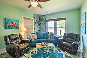 2 Mi to Beach & Seawall: Quaint Home in Galveston!