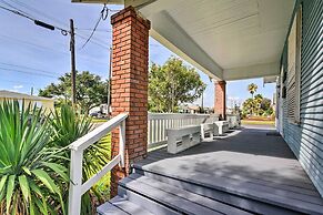 2 Mi to Beach & Seawall: Quaint Home in Galveston!