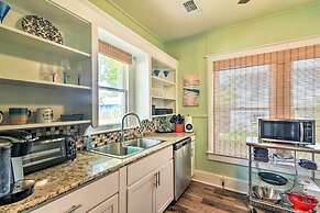 2 Mi to Beach & Seawall: Quaint Home in Galveston!
