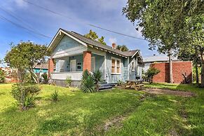 2 Mi to Beach & Seawall: Quaint Home in Galveston!
