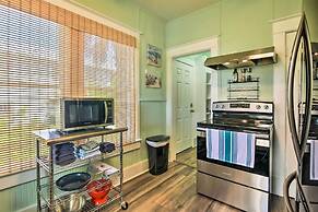 2 Mi to Beach & Seawall: Quaint Home in Galveston!