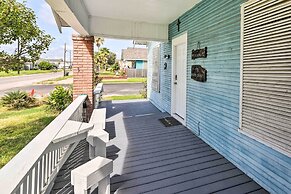 2 Mi to Beach & Seawall: Quaint Home in Galveston!