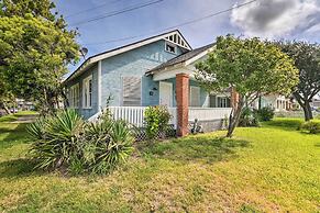 2 Mi to Beach & Seawall: Quaint Home in Galveston!