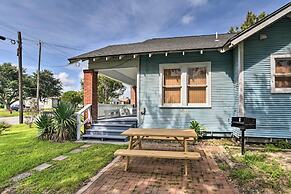 2 Mi to Beach & Seawall: Quaint Home in Galveston!