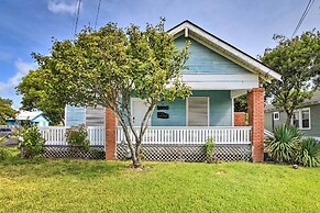 2 Mi to Beach & Seawall: Quaint Home in Galveston!