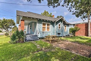 2 Mi to Beach & Seawall: Quaint Home in Galveston!