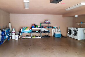 Bright & Airy Lahaina Condo - Walk to Beach!