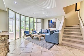 Bright & Airy Lahaina Condo - Walk to Beach!