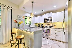 Bright & Airy Lahaina Condo - Walk to Beach!
