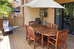 Bright & Airy Lahaina Condo - Walk to Beach!