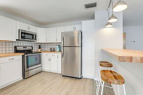 Boho-chic Sarasota Hideaway: Yard & Fire Pit!