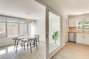 Boho-chic Sarasota Hideaway: Yard & Fire Pit!