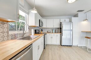 Boho-chic Sarasota Hideaway: Yard & Fire Pit!