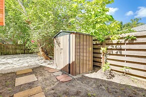 Boho-chic Sarasota Hideaway: Yard & Fire Pit!