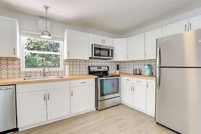 Boho-chic Sarasota Hideaway: Yard & Fire Pit!