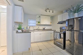 Central Sarasota Home: 8 Mi to Siesta Key!