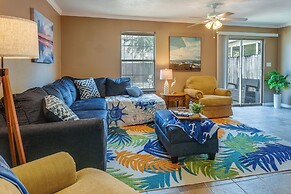Breezy Fort Walton Townhome ~ 5 Mi to Beach!