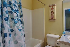 Breezy Fort Walton Townhome ~ 5 Mi to Beach!