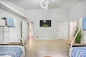 Modern Naples Oasis w/ Saltwater Pool & Jacuzzi!