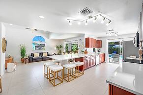 Modern Naples Oasis w/ Saltwater Pool & Jacuzzi!