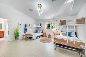 Modern Naples Oasis w/ Saltwater Pool & Jacuzzi!