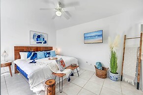 Modern Naples Oasis w/ Saltwater Pool & Jacuzzi!