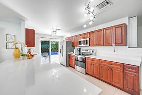 Modern Naples Oasis w/ Saltwater Pool & Jacuzzi!