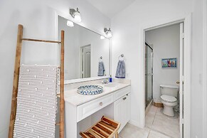 Modern Naples Oasis w/ Saltwater Pool & Jacuzzi!