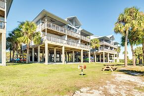 Cedar Key Condo w/ Balcony & Gulf Views!