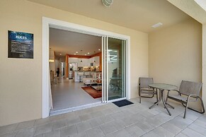Townhome w/ Lanai ~ 9 Mi to Disney!