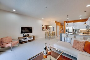 Townhome w/ Lanai ~ 9 Mi to Disney!