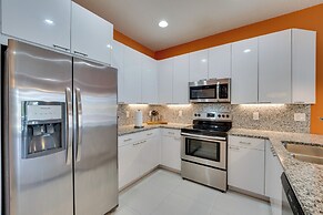 Townhome w/ Lanai ~ 9 Mi to Disney!