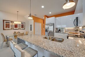 Townhome w/ Lanai ~ 9 Mi to Disney!