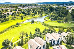 Central Branson Condo w/ Pool: Walk Everywhere!