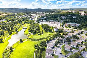 Central Branson Condo w/ Pool: Walk Everywhere!