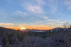 1 Mi to Bear Mountain: Cozy Cabin w/ Views!