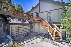 1 Mi to Bear Mountain: Cozy Cabin w/ Views!