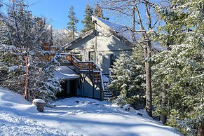 1 Mi to Bear Mountain: Cozy Cabin w/ Views!