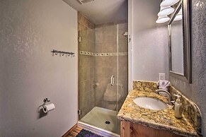 1 Mi to Bear Mountain: Cozy Cabin w/ Views!