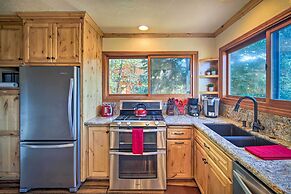 1 Mi to Bear Mountain: Cozy Cabin w/ Views!