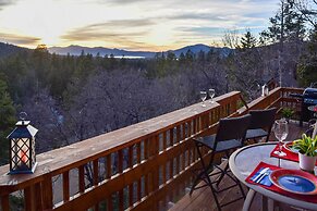 1 Mi to Bear Mountain: Cozy Cabin w/ Views!
