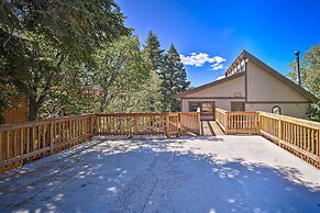 1 Mi to Bear Mountain: Cozy Cabin w/ Views!