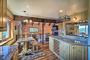 1 Mi to Bear Mountain: Cozy Cabin w/ Views!