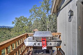 1 Mi to Bear Mountain: Cozy Cabin w/ Views!