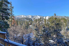 1 Mi to Bear Mountain: Cozy Cabin w/ Views!