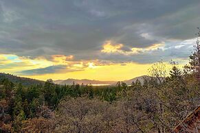 1 Mi to Bear Mountain: Cozy Cabin w/ Views!