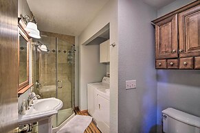 1 Mi to Bear Mountain: Cozy Cabin w/ Views!