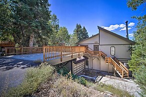 1 Mi to Bear Mountain: Cozy Cabin w/ Views!