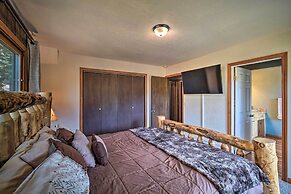 1 Mi to Bear Mountain: Cozy Cabin w/ Views!