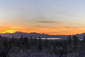 1 Mi to Bear Mountain: Cozy Cabin w/ Views!